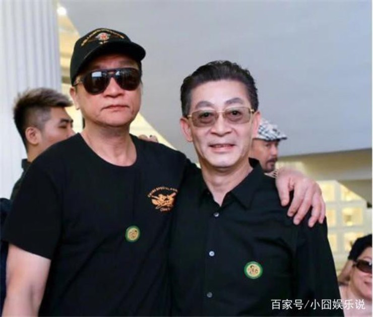 Lâm Chí Khiêm (bên trái) chụp ảnh chung với Lục Tiểu Linh Đồng, người vào vai Tôn Ngộ Không&nbsp;