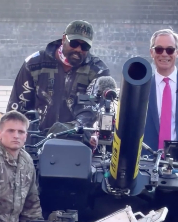 Chisora (bên trái) cưỡi xe tăng xuất hiện cùng chính trị gia&nbsp;Nigel Farage (bên phải)