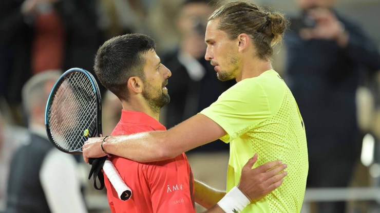 Djokovic (bên trái) cũng có thể soán ngôi Zverev (bên phải) nếu thi đấu tốt mùa đất nện&nbsp;