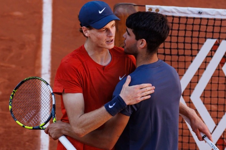 Sinner (bên trái) có nhiều lợi thế hơn so với Alcaraz (bên phải) ở mùa tennis đất nện 2026