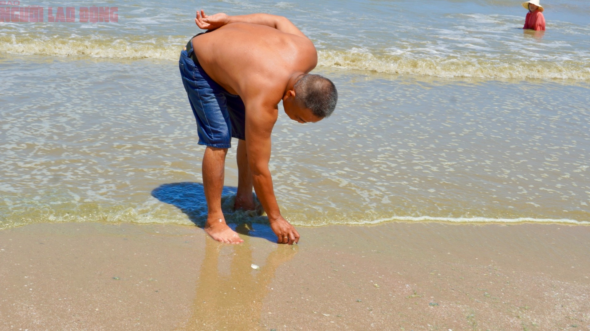 Dù vậy, nhiều du khách vẫn tỏ ra e ngại, lựa chọn đứng trên bờ quan sát thay vì xuống tắm biển.