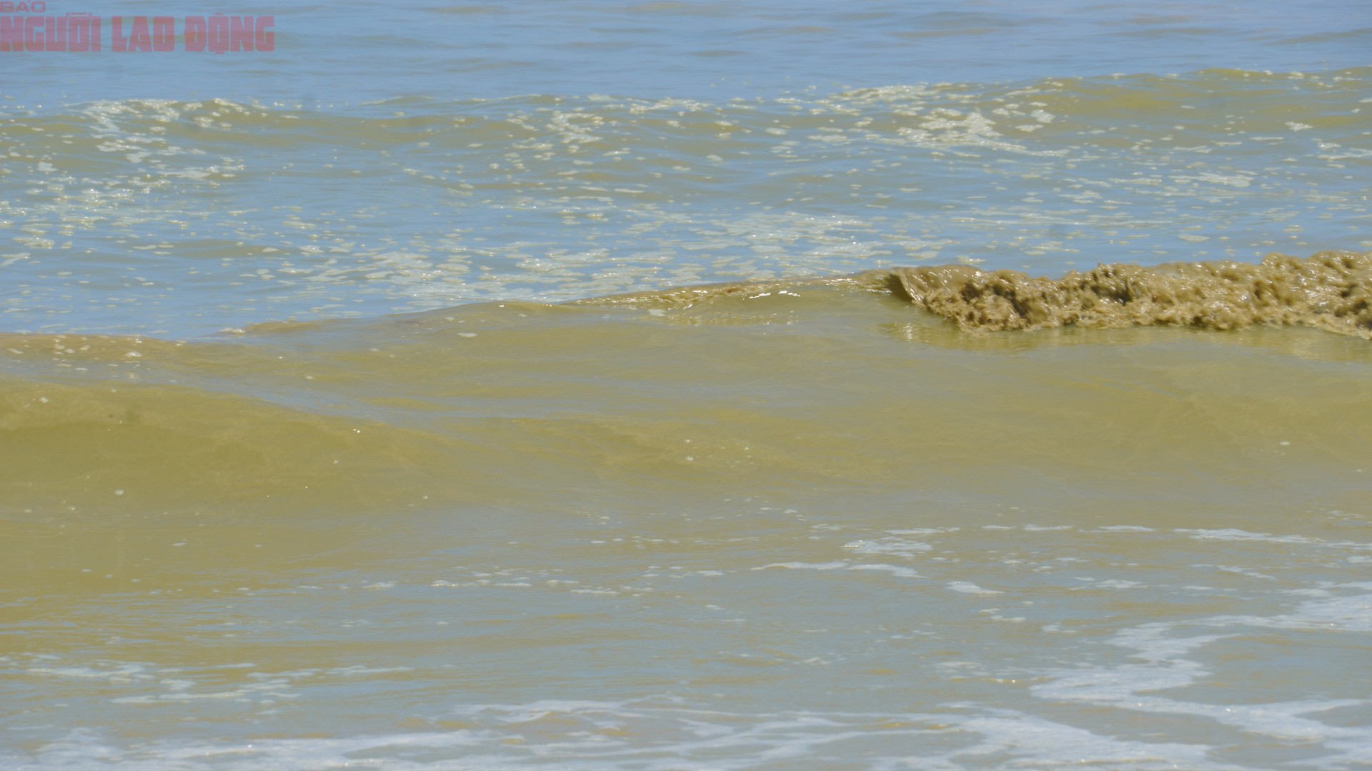 Mỗi khi sóng đánh vào, từng lớp nước xanh đậm dâng lên, loang rộng thành từng mảng lớn trên bãi cát. Hiện tượng này lặp lại liên tục theo nhịp sóng, khiến khung cảnh biển trở nên khác lạ so với thường ngày.