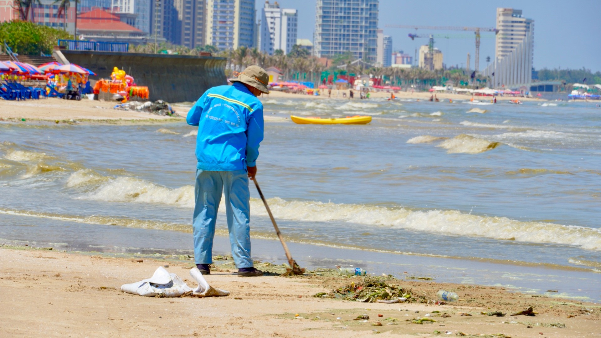 Trong khi đó, một người cho thuê dù bạt tại khu vực cho biết hiện tượng này thỉnh thoảng vẫn xảy ra, nhất là vào thời tiết nắng nóng. Theo người này, màu xanh có thể do tảo biển chết dạt vào bờ.