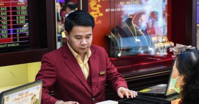 Giá vàng hôm nay 4/4/2026: Thử thách mốc kháng ...