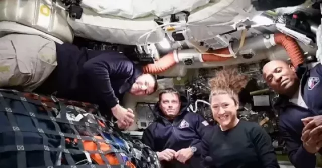 NASA công bố những bức ảnh đẹp ngỡ ngàng từ tàu Mặt trăng Artemis II