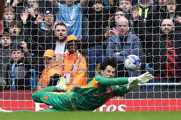 Trafford cản phá quả penalty của Salah