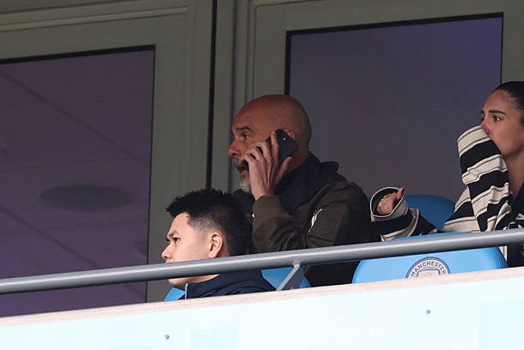 Pep ngồi trên khán đài, gọi điện thoại chỉ đạo Man City