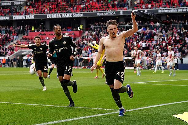 Lennart Karl cởi áo ăn mừng bàn thắng quyết định ở phút 90+9