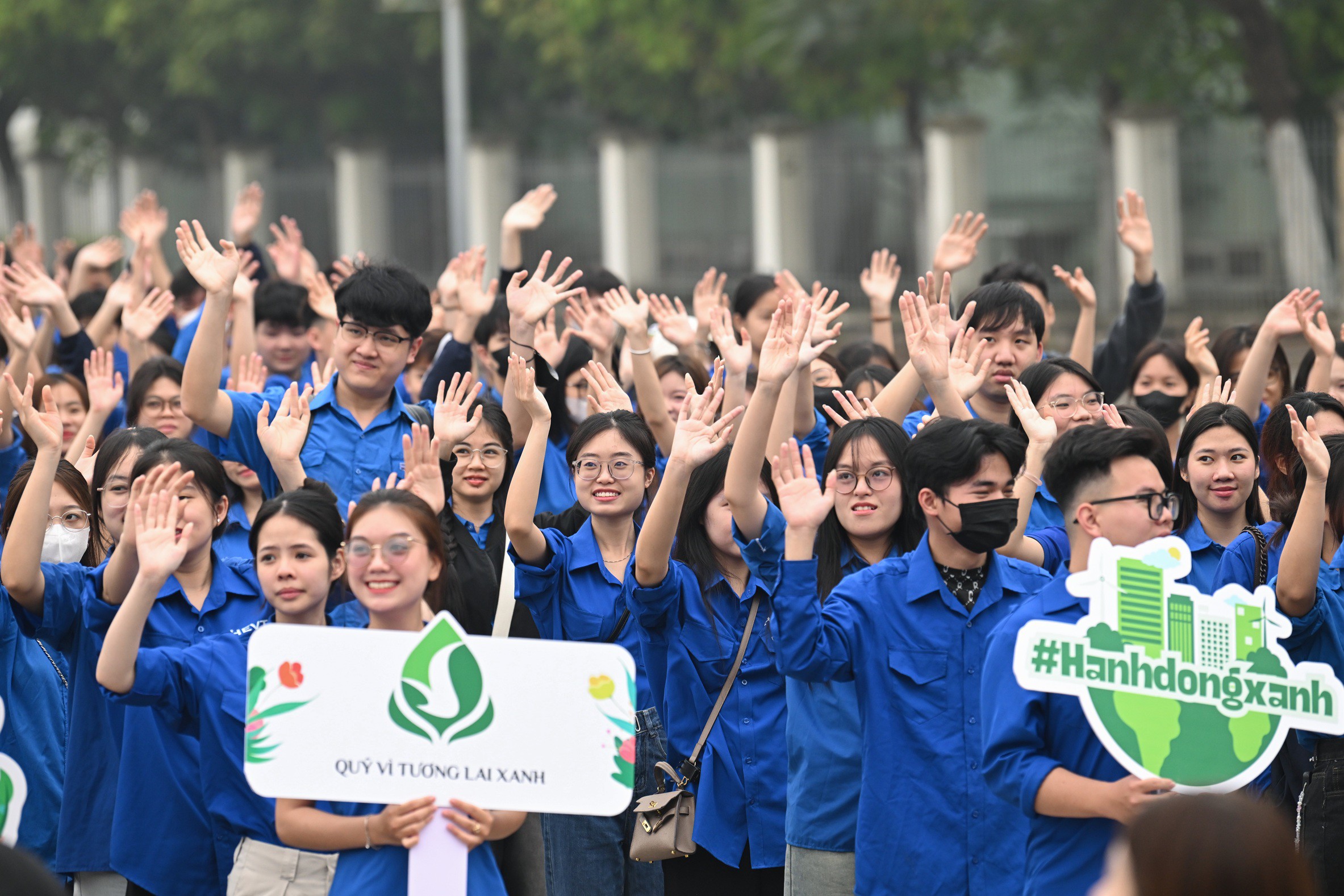 Nụ cười rạng rỡ và tinh thần check-in xanh lan tỏa khắp các điểm cầu trên cả nước. Mọi người hào hứng ghi lại khoảnh khắc tham gia, khẳng định tham gia trọn vẹn “Thử thách 21 ngày: Hành động Xanh - Chọn tương lai xanh”do Quỹ Vì tương lai xanh phát động.
