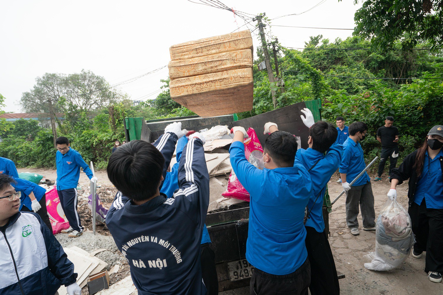 Rác thu gom sau hơn một giờ ra quân ở các khu vực trong Phường Phú Diễn được tập kết để đưa đến nơi xử lý.&nbsp;