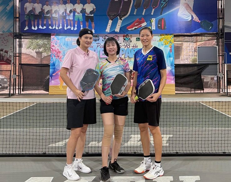 Kim Huệ cùng HLV Ngọc Hoa và Đặng Thị Hồng đi chơi pickleball