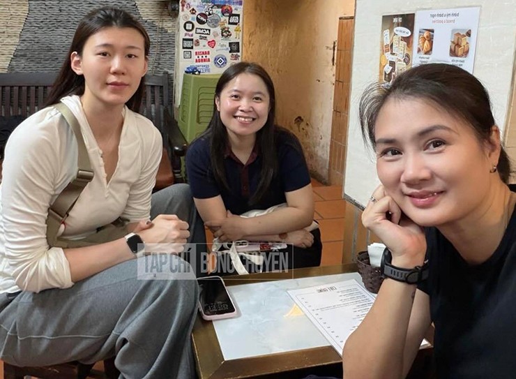 HLV Kim Huệ đưa ngoại binh đi ăn phở, được khen về nhan sắc