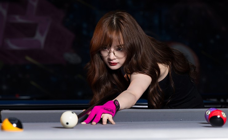 Nữ hoàng boxing VN đăng "ảnh nóng" ngày đặc biệt, Gấm Kami gợi cảm bên bàn bi-a - 4