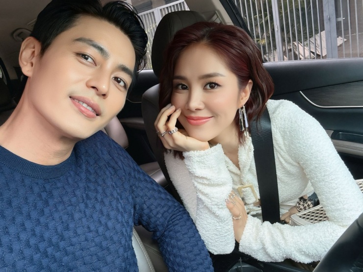 Ảnh sao 5/4: Vân Trang lần đầu đưa cặp sinh đôi 4 tuổi về nhà ông bà ngoại - 2