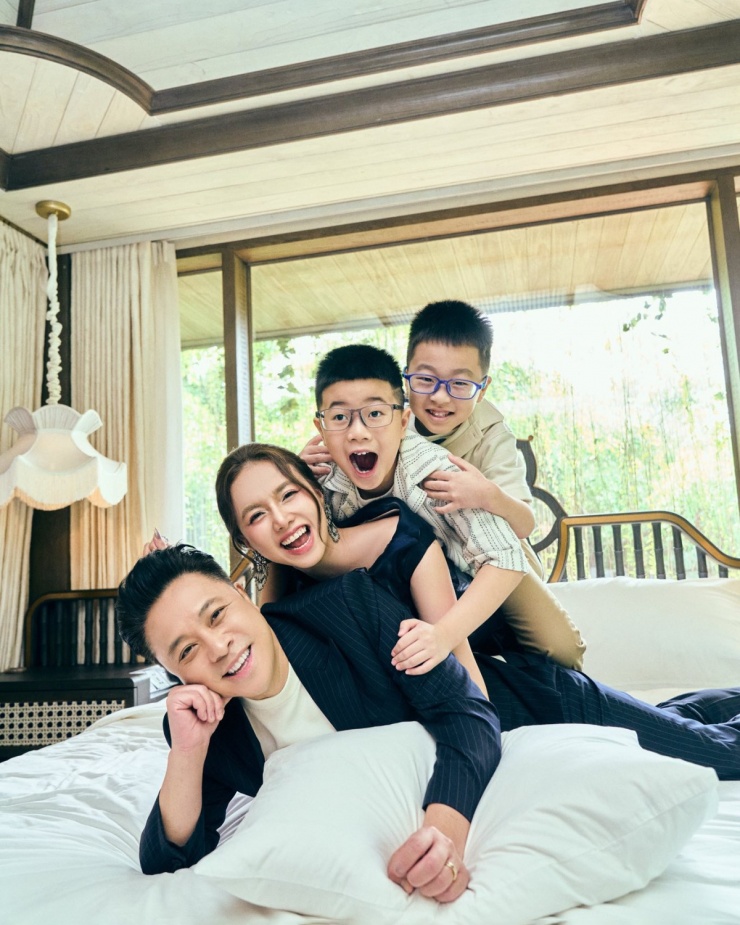 Ảnh sao 5/4: Vân Trang lần đầu đưa cặp sinh đôi 4 tuổi về nhà ông bà ngoại - 1