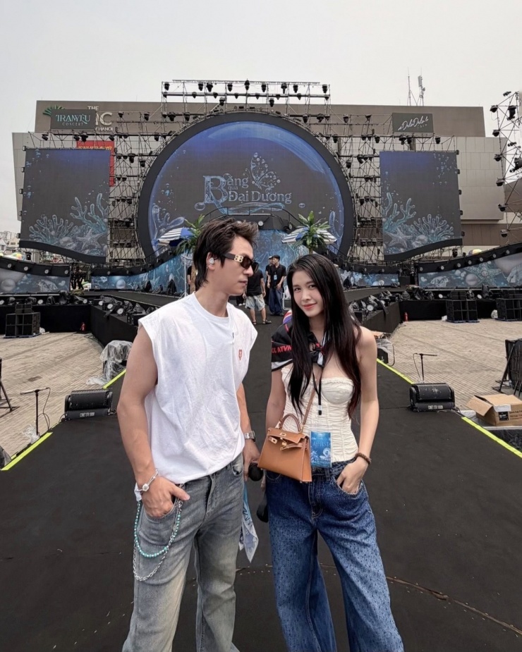 Ảnh sao 5/4: Vân Trang lần đầu đưa cặp sinh đôi 4 tuổi về nhà ông bà ngoại - 6