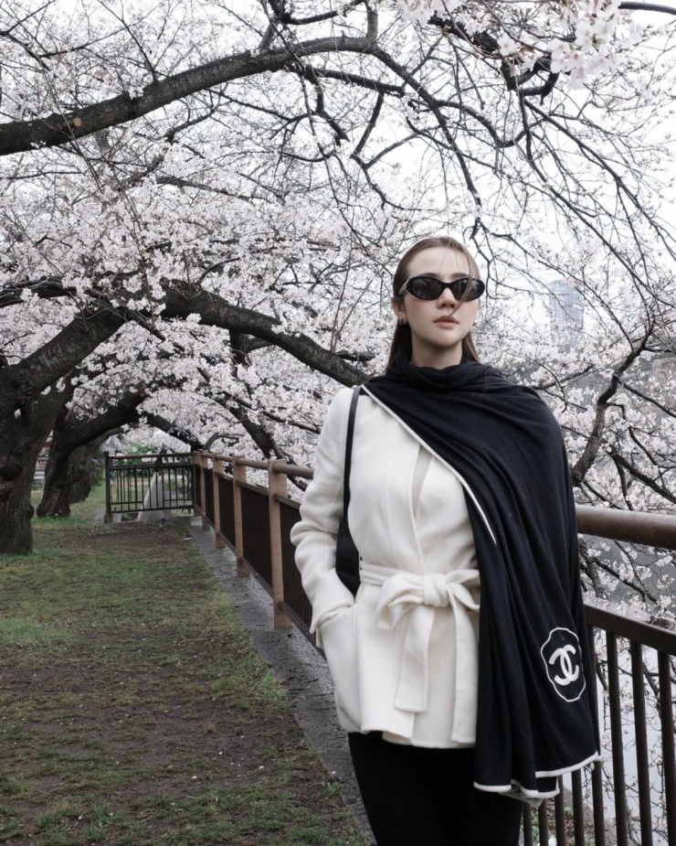 Ảnh sao 5/4: Vân Trang lần đầu đưa cặp sinh đôi 4 tuổi về nhà ông bà ngoại - 5