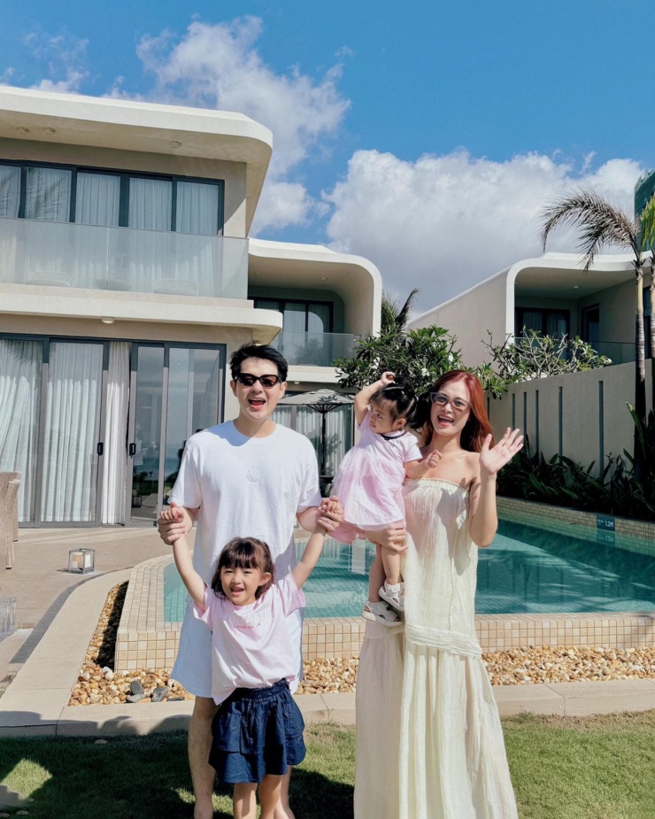 Ảnh sao 5/4: Vân Trang lần đầu đưa cặp sinh đôi 4 tuổi về nhà ông bà ngoại - 7