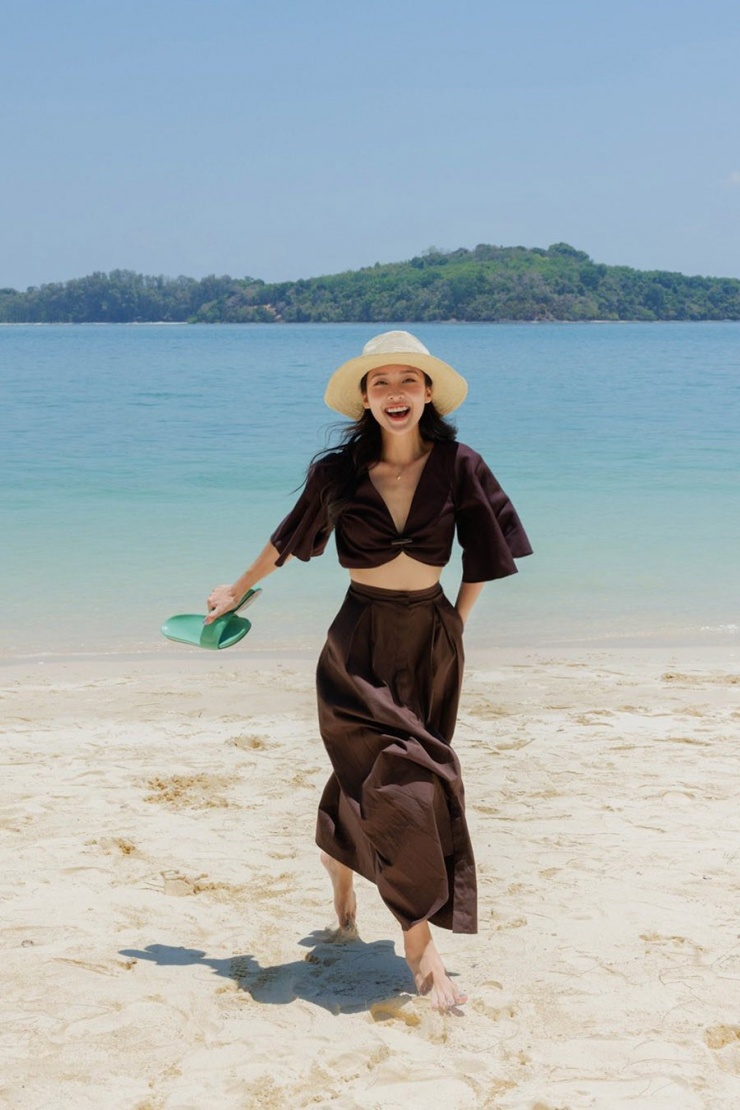 Cách Khả Ngân chọn trang phục hè cho vòng một khiêm tốn - 1