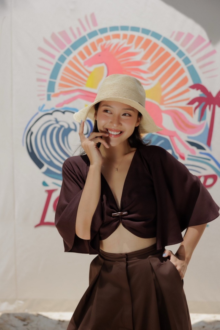 Cách Khả Ngân chọn trang phục hè cho vòng một khiêm tốn - 2