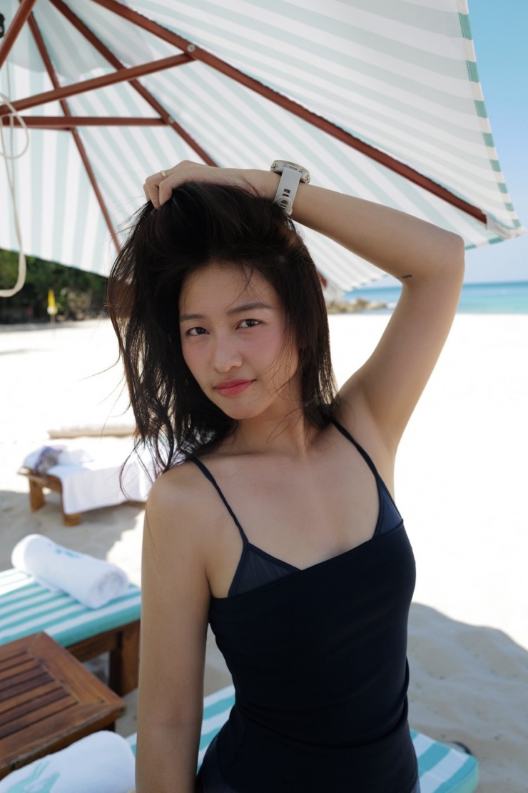 Cách Khả Ngân chọn trang phục hè cho vòng một khiêm tốn - 3