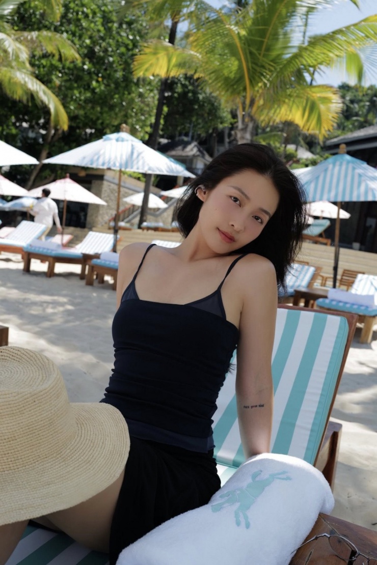 Cách Khả Ngân chọn trang phục hè cho vòng một khiêm tốn - 4