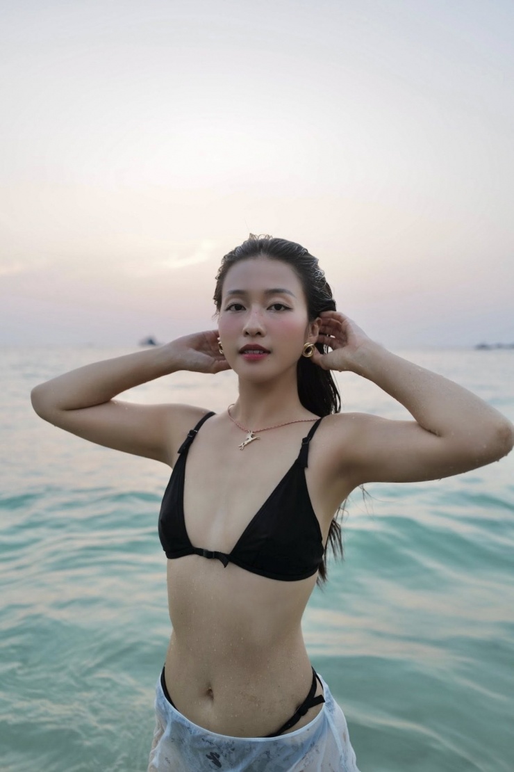 Cách Khả Ngân chọn trang phục hè cho vòng một khiêm tốn - 5