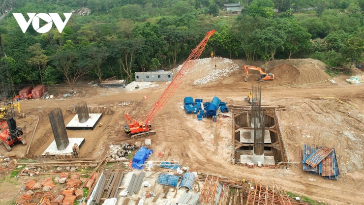 Một trong những mục tiêu quan trọng nhất của dự án hiện nay là hoàn thành toàn bộ các hạng mục dưới nước trước mùa lũ tiểu mãn năm 2026. Theo kế hoạch thi công, đến cuối tháng 5/2026, các trụ cầu phải đạt cao trình +5 m. Mốc này được xác định dựa trên số liệu thủy văn nhiều năm, khi mực nước bắt đầu dâng vào tháng 6. Khi đạt được cao trình này, công trình vẫn có thể tiếp tục triển khai các hạng mục phía trên trong điều kiện có lũ.