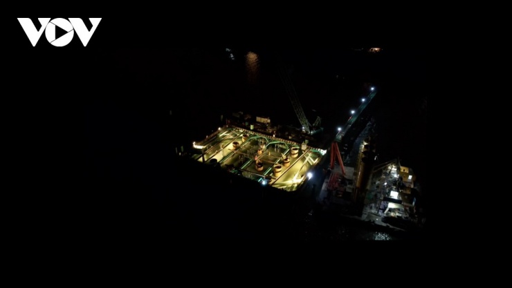 Theo tiến độ yêu cầu hoàn thành dự án trong quý 2 năm 2027 đưa công trình vào sử dụng, trên công trường công nhân là việc xuyên đêm 3 ca, 4 kíp.