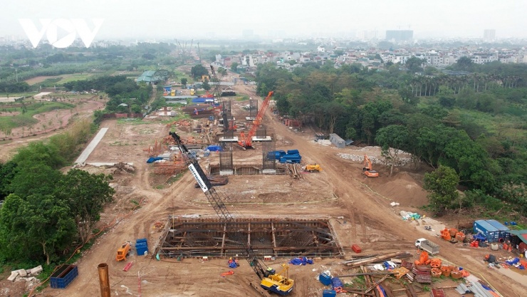 Dự án đầu tư xây dựng cầu Trần Hưng Đạo (Hà Nội) là một trong những công trình hạ tầng giao thông trọng điểm, với tổng chiều dài khoảng gần 4,2km. Trong đó, riêng phần cầu chính dài khoảng 870m, được thiết kế gồm 6 nhịp, mỗi nhịp dài 145m.