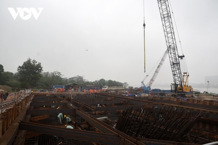 Về kết cấu, mỗi trụ cầu chính có móng gồm 20 cọc khoan nhồi đường kính 2m. Hiện tại, cầu chính có 7 vị trí trụ, trong đó có 5 trụ dưới nước và 2 trụ trên bờ.