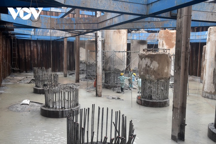 Một trụ dưới nước công nhân đang tiến hành đập đầu cọc.