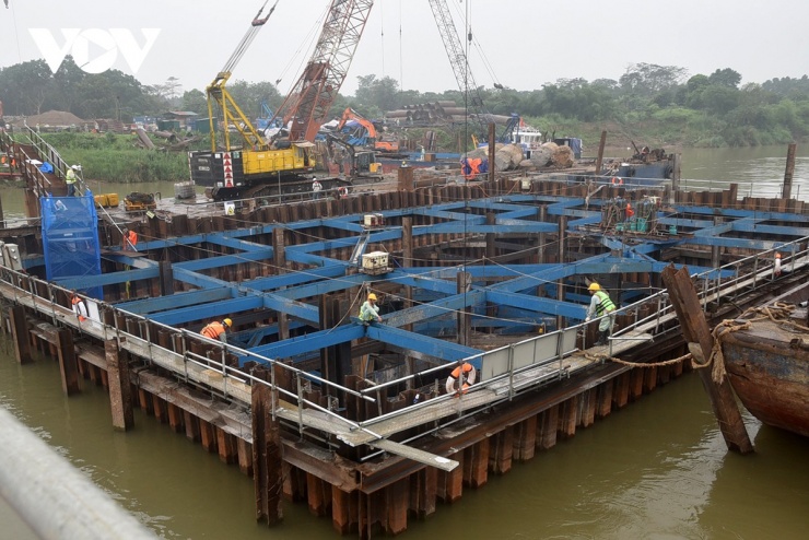 "Khó khăn càng gia tăng khi các vị trí trụ tại khu vực này nằm trong phạm vi cơ đê. Theo quy định của Luật Đê điều, từ tháng 5 đến tháng 10 hằng năm (mùa mưa lũ), các hoạt động đào đắp, thi công trong cơ đê đều bị cấm. Điều này tạo ra áp lực rất lớn về thời gian, buộc dự án phải chạy đua tiến độ trước khi bước vào mùa lũ", ông Hùng nói.