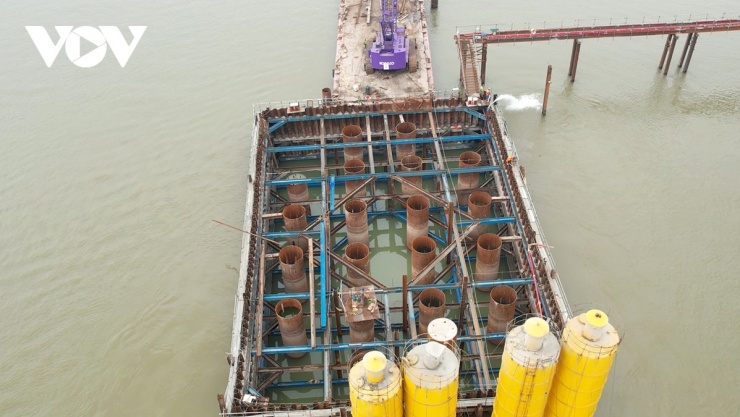 Cụ thể, 5 trụ dưới nước đã hoàn thành bê tông bịt đáy và đang tiến hành đập đầu cọc; Trụ TC4 đang trong giai đoạn lắp dựng cốt thép; Trụ TC7 (trên bờ) đã hoàn thành đổ bê tông đợt 1.