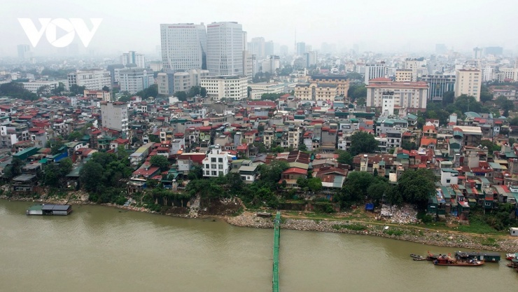 Ông Hồ Huy Hùng - Ban Quản lý dự án đầu tư cầu Trần Hưng Đạo: "Tiến độ thi công phần cầu chính vẫn đang được kiểm soát và đảm bảo mục tiêu vượt lũ. Tuy nhiên, dự án đang đối mặt với nhiều thách thức lớn. Công tác giải phóng mặt bằng tại khu vực quận Hoàn Kiếm đến nay chưa bàn giao được bất kỳ diện tích nào, trong khi lại liên quan trực tiếp đến một trụ cầu chính quan trọng. Đây là vị trí ảnh hưởng đến công tác lắp dầm của nhịp chính, do đó nếu chậm bàn giao mặt bằng sẽ tác động nghiêm trọng đến tiến độ tổng thể dự án. Tiến độ thi công đến nay ghi nhận nhiều hạng mục đã được triển khai tích cực: 5 trụ dưới nước đã hoàn thành bê tông bịt đáy và đang tiến hành đập đầu cọc"