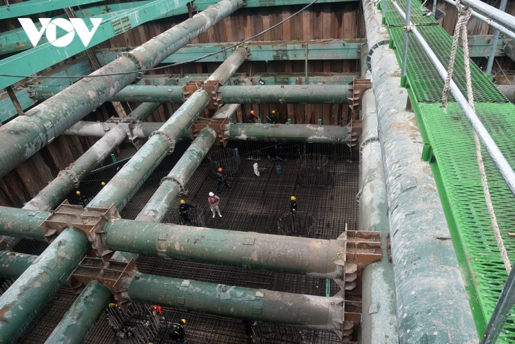 Mặc dù đối mặt với nhiều khó khăn cả về kỹ thuật, pháp lý và chi phí, các nhà thầu và nhà đầu tư vẫn đang nỗ lực duy trì thi công theo quan điểm “có mặt bằng đến đâu, triển khai đến đó”. Máy móc, nhân lực luôn trong trạng thái sẵn sàng để tận dụng tối đa các điều kiện thuận lợi hiện có.