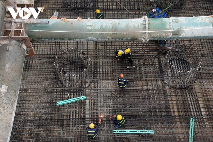 Anh Mai Minh Thắng - Chỉ huy trưởng công trường - Công ty Trung Chính: "Hiện nay là Trung Chính đang thực hiện với bốn trụ chính thì mới có mặt bằng cho ba vị trí trụ trụ dưới sông. Chúng tôi đang tổ chức thi công hạng mục bệ thân trụ cho ba trụ ở dưới sông. Điều khó khăn nhất của dự án là về mặt bằng tiếp cận thì hiện tại chúng tôi vẫn chưa nhận được phần mặt bằng trụ chính ở TC1 cộng với toàn bộ phần mặt bằng của nút giao và điều này nó dẫn đến khó khăn trong việc tiếp cận cái công trường đối với các trụ dưới sông”.