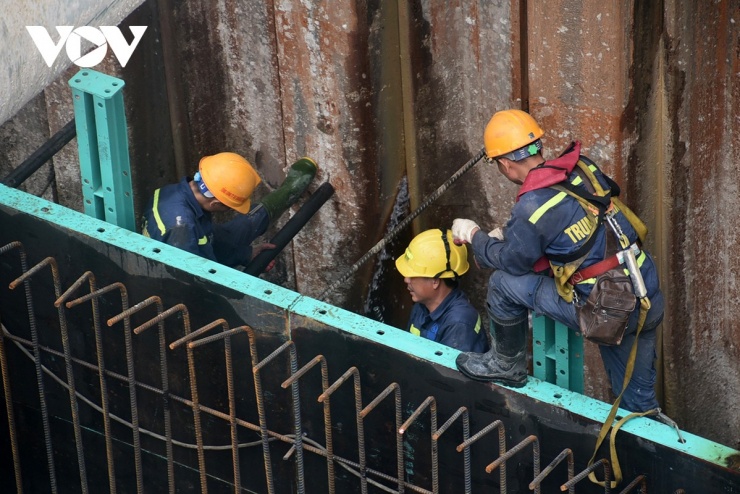 Bên cạnh các yếu tố mặt bằng và pháp lý, dự án còn chịu tác động từ biến động thị trường. Thời gian gần đây, nguồn cung vật liệu xây dựng như thép, cát, sỏi có thời điểm khan hiếm cục bộ do nhiều dự án lớn triển khai đồng loạt. Biến động quốc tế khiến giá nhiên liệu tăng cao, kéo theo chi phí thi công của nhà thầu tăng đáng kể.