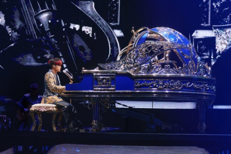 Ca sĩ Châu Kiệt Luân chi 400 tỷ đồng, mang robot 14m lên sân khấu - 1