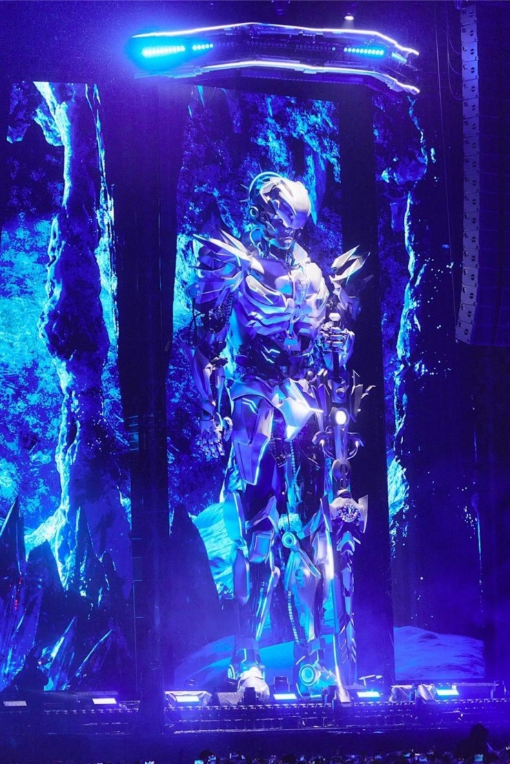 Mô hình robot cao 14m xuất hiện trên sân khấu.