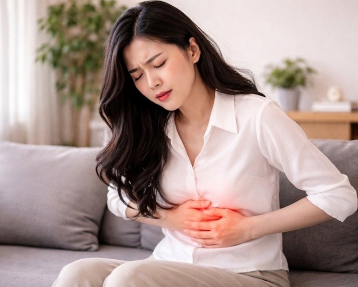 Đau bụng vùng thượng vị có thể liên quan tới vấn đề ở dạ dày. Ảnh minh họa: AI