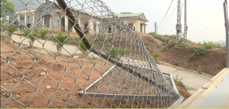 Voi rừng phá rào sắt di chuyển vào khuôn viên trường. Ảnh: HMTV