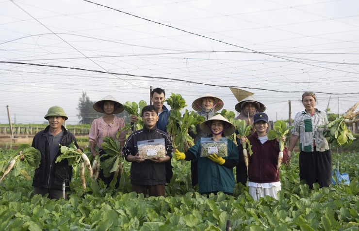 Chàng trai trẻ xứ Nghệ mong nâng cao giá trị nông sản quê nhà. Ảnh: NVCC