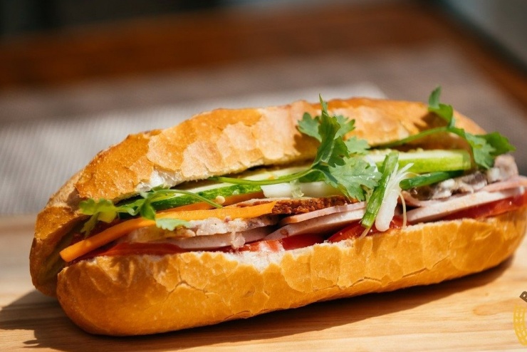 Nữ TikToker chê bánh mì là món ăn của sự "đói khát". Ảnh minh hoạ: LT