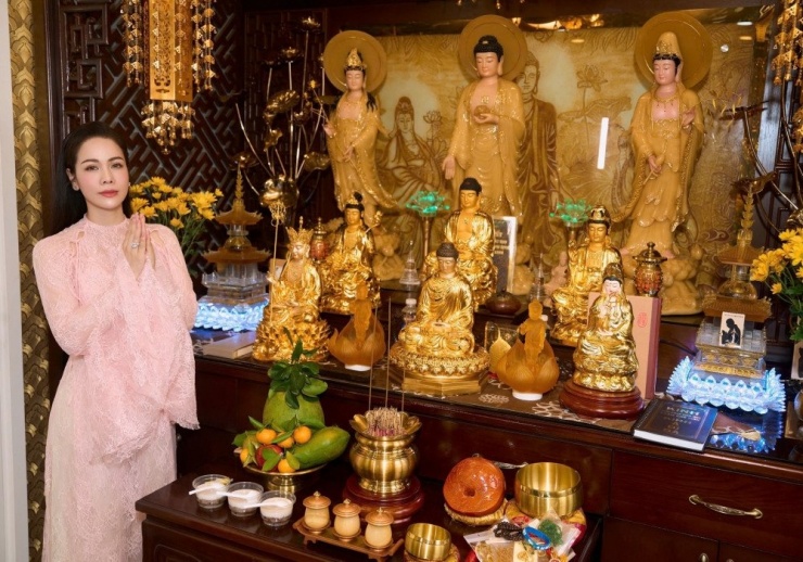 'Phú bà showbiz' Nhật Kim Anh ở biệt thự 200m2, tu tập và giấu kín tình yêu - 8