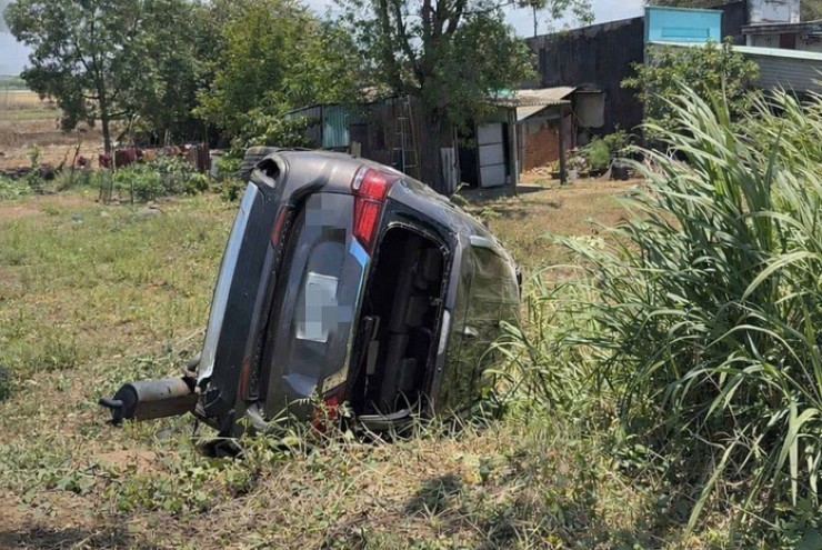 Tông xe dừng bên đường, ô tô lao xuống vệ đường lật ngửa, 3 người mắc kẹt bên trong