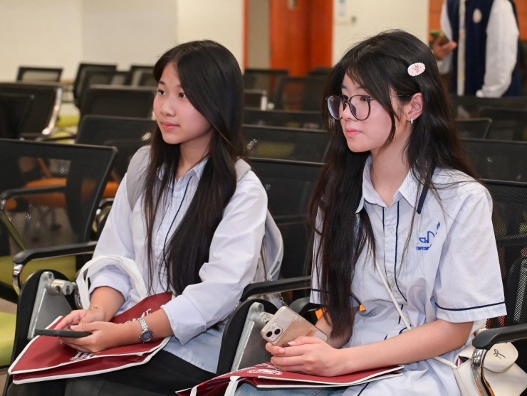 Học sinh tham gia chương trình “Một ngày là sinh viên”. Ảnh: NEU