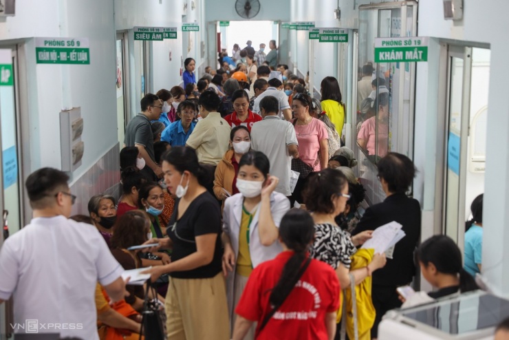 Lúc 9h, tại trạm y tế phường Tăng Nhơn Phú, người dân xếp hàng chờ khám bệnh miễn phí.