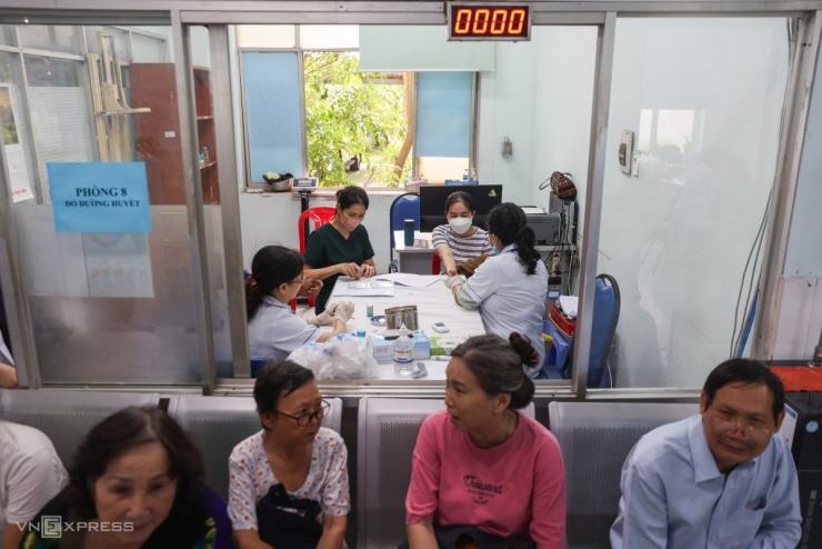 Trạm y tế chia thành nhiều phòng để đo đường huyết, siêu âm, chụp X-quang, lấy mẫu xét nghiệm, khám phụ khoa.