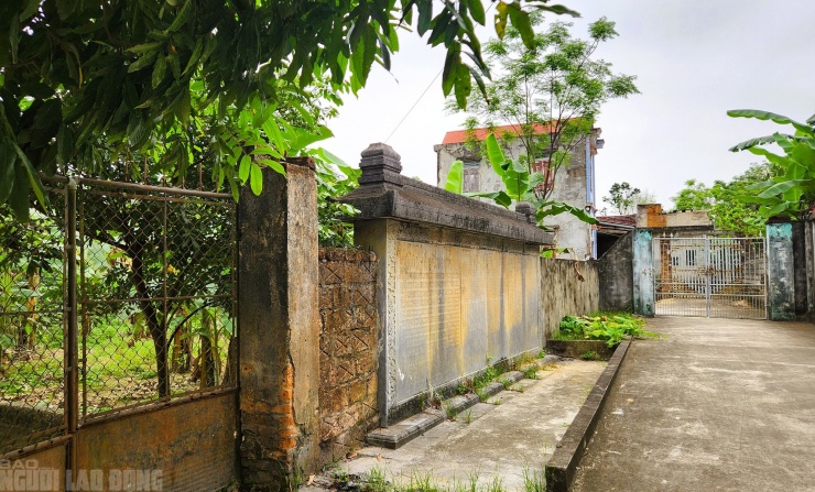 Tấm bia cổ hơn 300 năm ở di tích lịch sử Lê Thì Hải xã Thọ Phú, tỉnh Thanh Hóa thành tường rào nhà dân